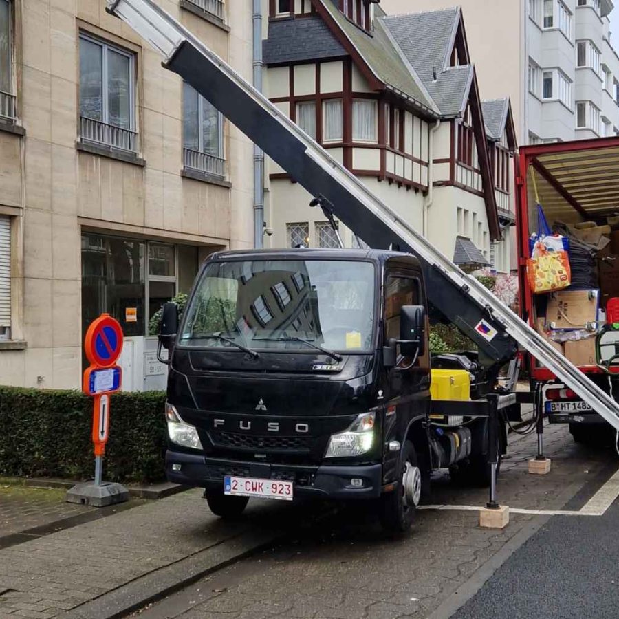 déménagement avec camion transportant des biens